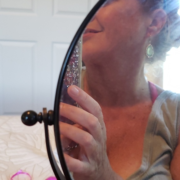 Pale green teardrop earrings - Picture 3 of 4